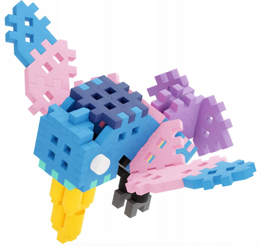 Ave colorida construída com blocos Mini Waffle Nature da Marioinex. Detalhe da construção criativa e variedade de cores.