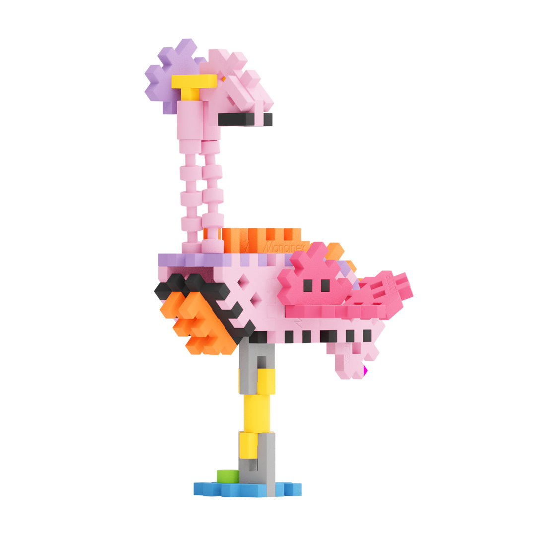Flamingo construído com blocos Mini Waffle Nature da Marioinex. Detalhe da construção colorida e criativa do brinquedo.