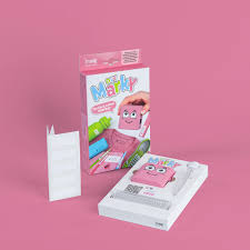 Embalagem do carimbo MARKY DIY (rosa) e o carimbo em si, com acessórios, sobre fundo rosa.