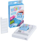 Kit de carimbo MARKY DIY (azul) aberto, mostrando o carimbo, a fita têxtil e a caixa com exemplos de aplicação em têxteis e material escolar.