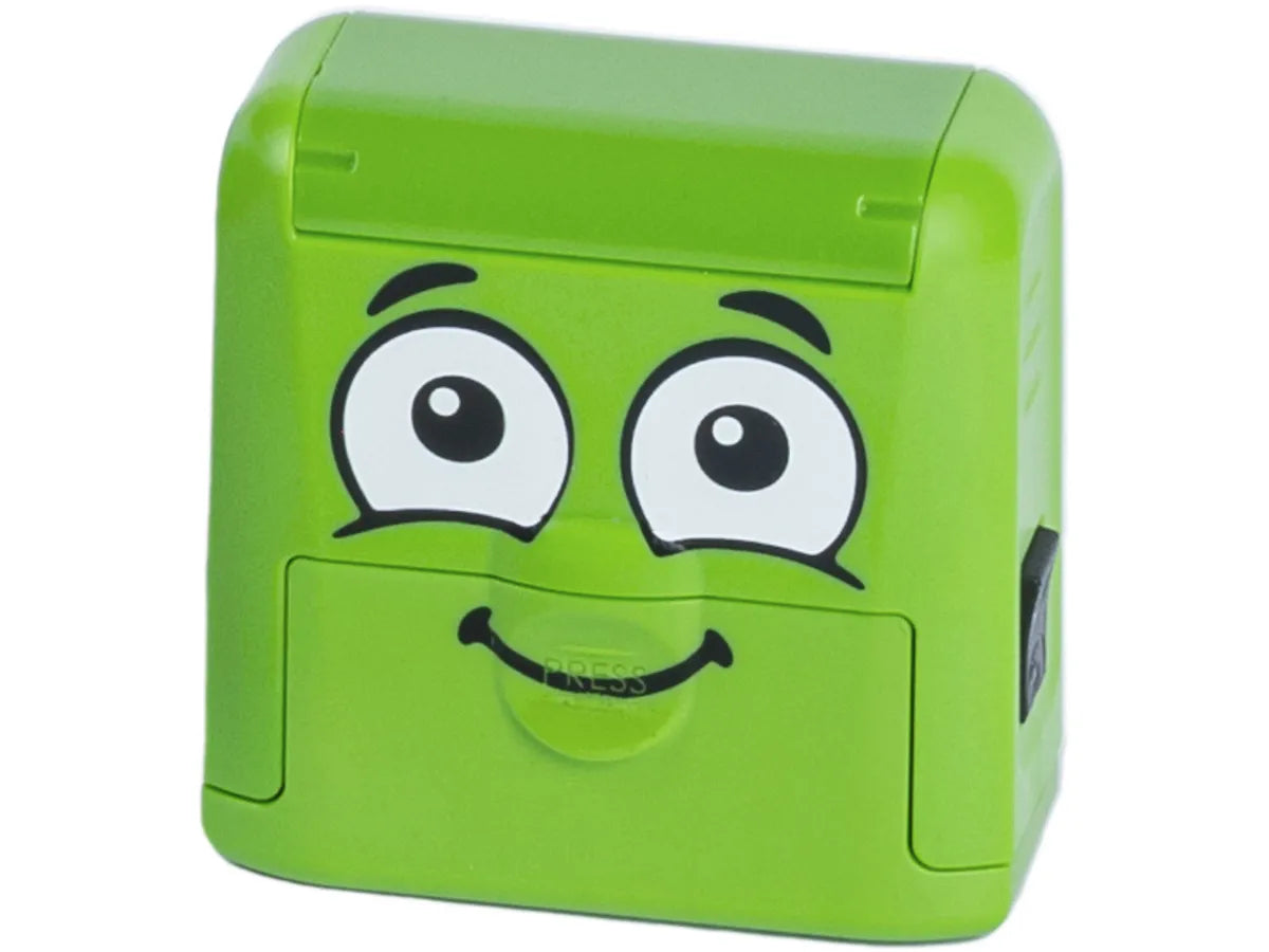 Foco no carimbo verde "MARKY Mine DIY" com um design divertido de rosto sorridente, pronto para uso na personalização.