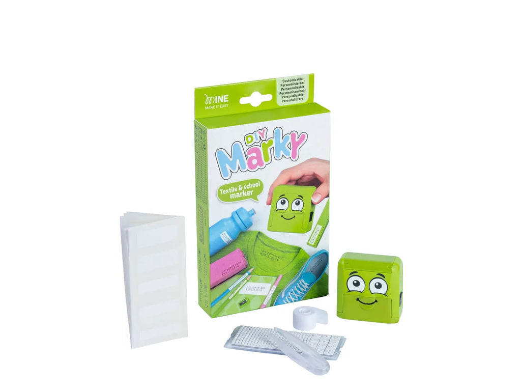 Conjunto completo MARKY Mine DIY para carimbos personalizáveis em têxtil e material escolar, incluindo a caixa, o carimbo verde e acessórios.