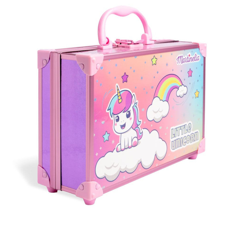 Mala de maquilhagem Martinelia Little Unicorn fechada, vista lateral, com ilustração de unicórnio, arco-íris e nuvens em tons rosa e roxos.