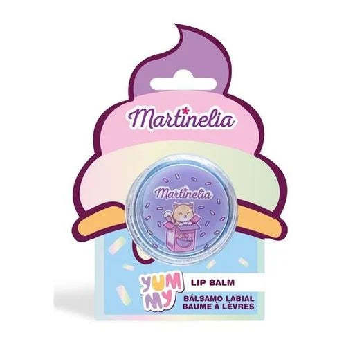 Detalhe da embalagem do batom labial Martinelia Yum My, com formato de gelado e recipiente azul-lilás com um gato.