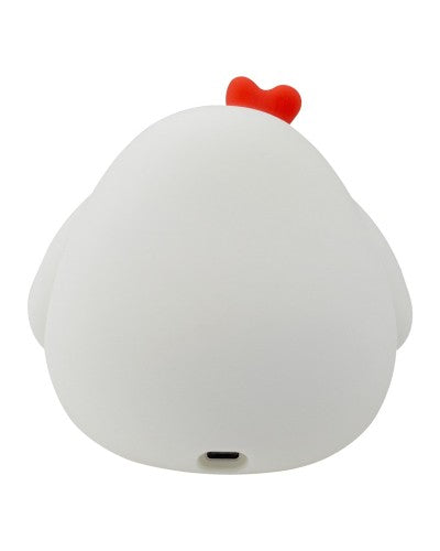 Vista traseira de uma luz noturna em forma de galinha de silicone branca, mostrando a porta de carregamento USB na base.