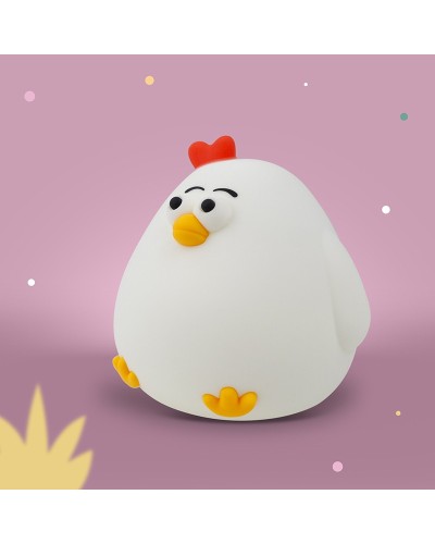 Luz noturna em forma de galinha de silicone branca, com crista vermelha e bico laranja, em fundo rosa com pontos coloridos.