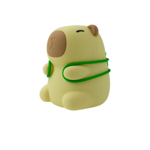 Luz de presenca LED Marys em forma de capivara turista com mochila e chapeu em tons bege e castanho.