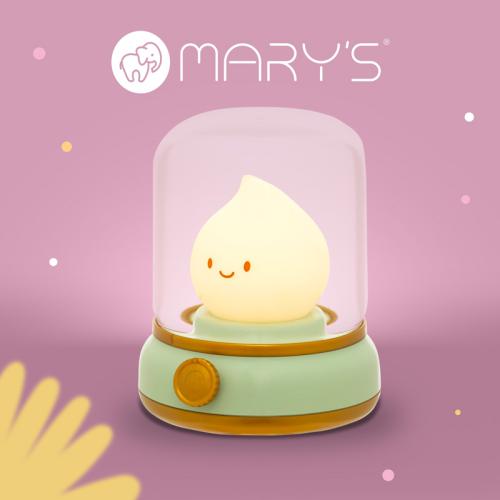 Luz de presença LED Mary's em forma de chama verde sobre fundo neutro exibindo design orgânico.