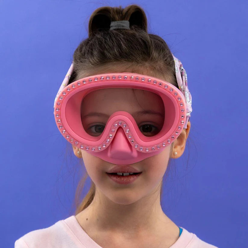Menina a usar os óculos Waterplops cor-de-rosa com diamantes e banda de unicórnios, vista frontal.