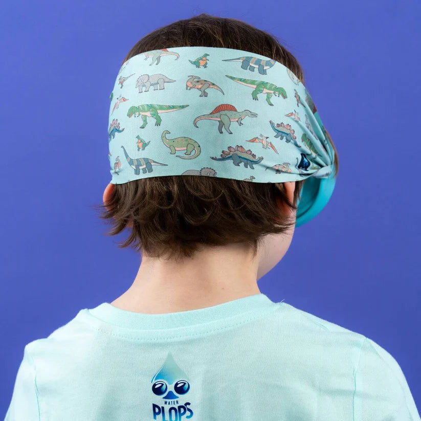 Criança com óculos Waterplops Dinossauros, vista traseira, destacando a banda elástica com estampado de dinossauros.