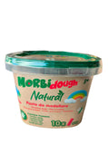 Balde de massa de modelar Morbidough Natural com 10 embalagens de cores variadas e acessórios.