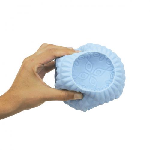 Mão a apertar a bola grande do puzzle de texturas Ludi