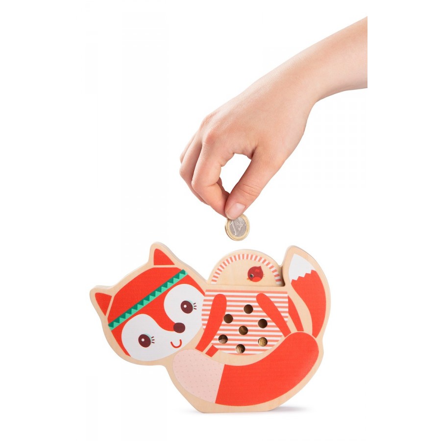 Mão de criança a depositar uma moeda de 1 euro no mealheiro de madeira Lilliputiens Alice, em forma de raposa, através da ranhura superior.