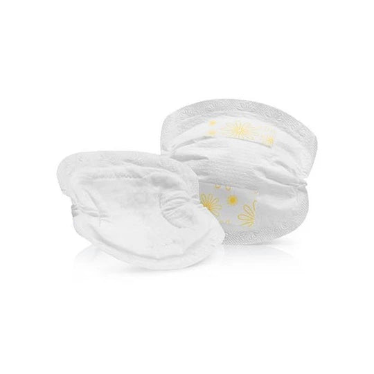 Dois discos absorventes de seio Medela brancos, dobrados, com pequenos detalhes florais amarelos, em fundo branco.