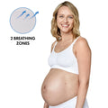 Grávida sorridente a usar o sutiã Medela branco, destacando a zona de respirabilidade com o texto "2 Breathing Zones".