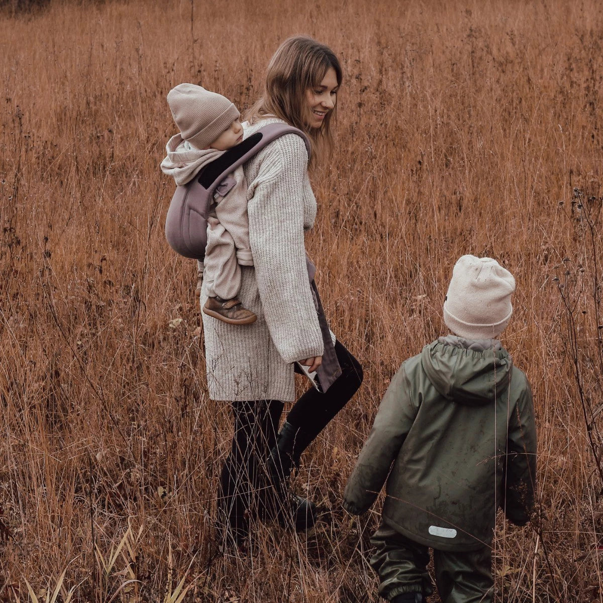 Detalhe das alças cruzadas e acolchoadas do Mei Tai Hoppediz Bondolino B.Pure All Taupe, mostrando o tecido respirável.