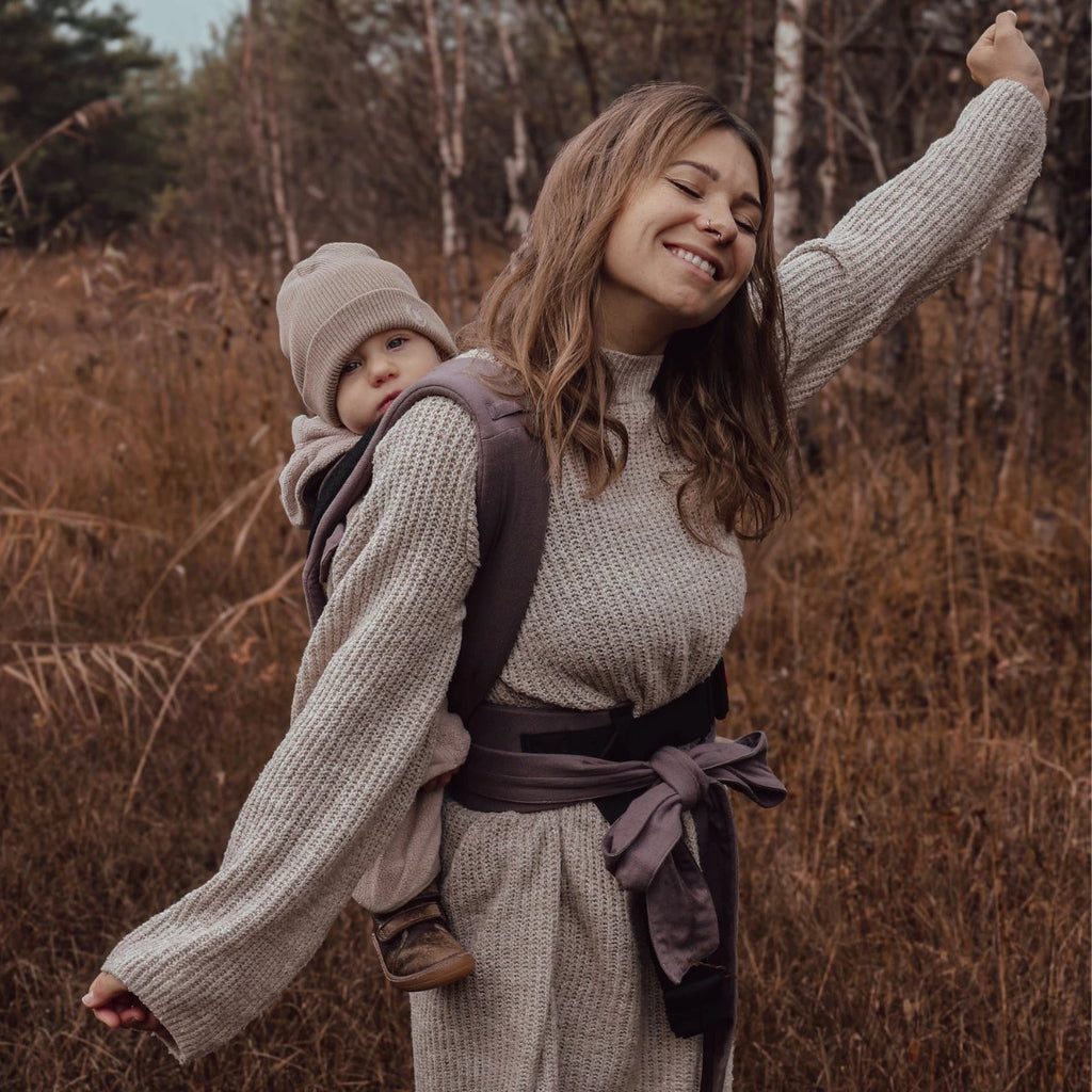 Mei Tai Hoppediz Bondolino B.Pure All Taupe, porta-bebés ergonómico sem fivelas, cor bege/taupe, em destaque.