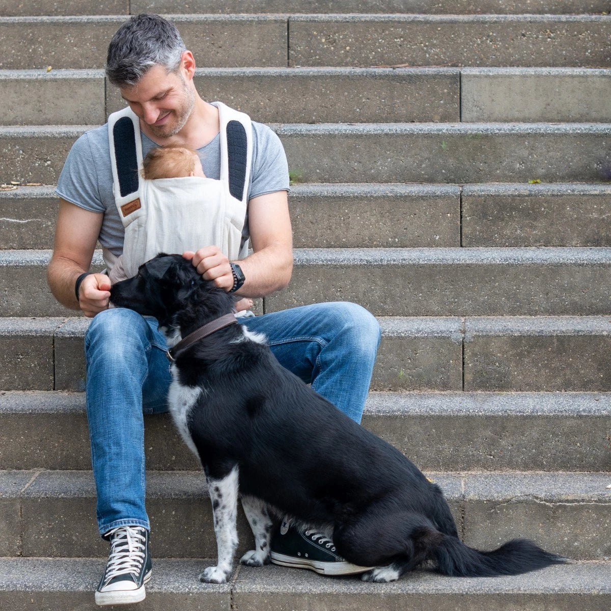 Vista detalhada do tecido estampado "Cádiz" do Mei Tai Hoppediz, mostrando a textura respirável e suave ideal para o contacto com a pele do bebé.