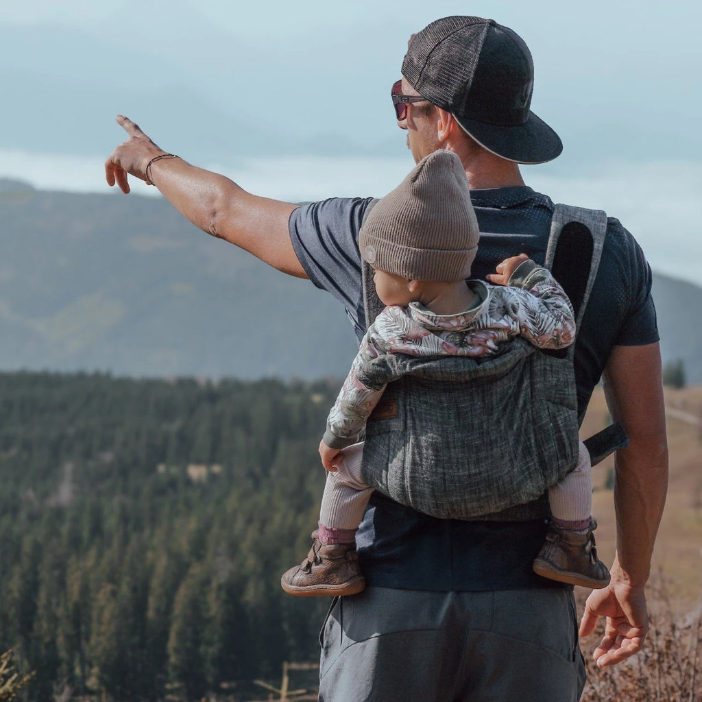 O porta-bebés Mei Tai Hoppediz Bondolino dobrado, pronto para arrumação, mostrando a sua natureza sem fivelas.