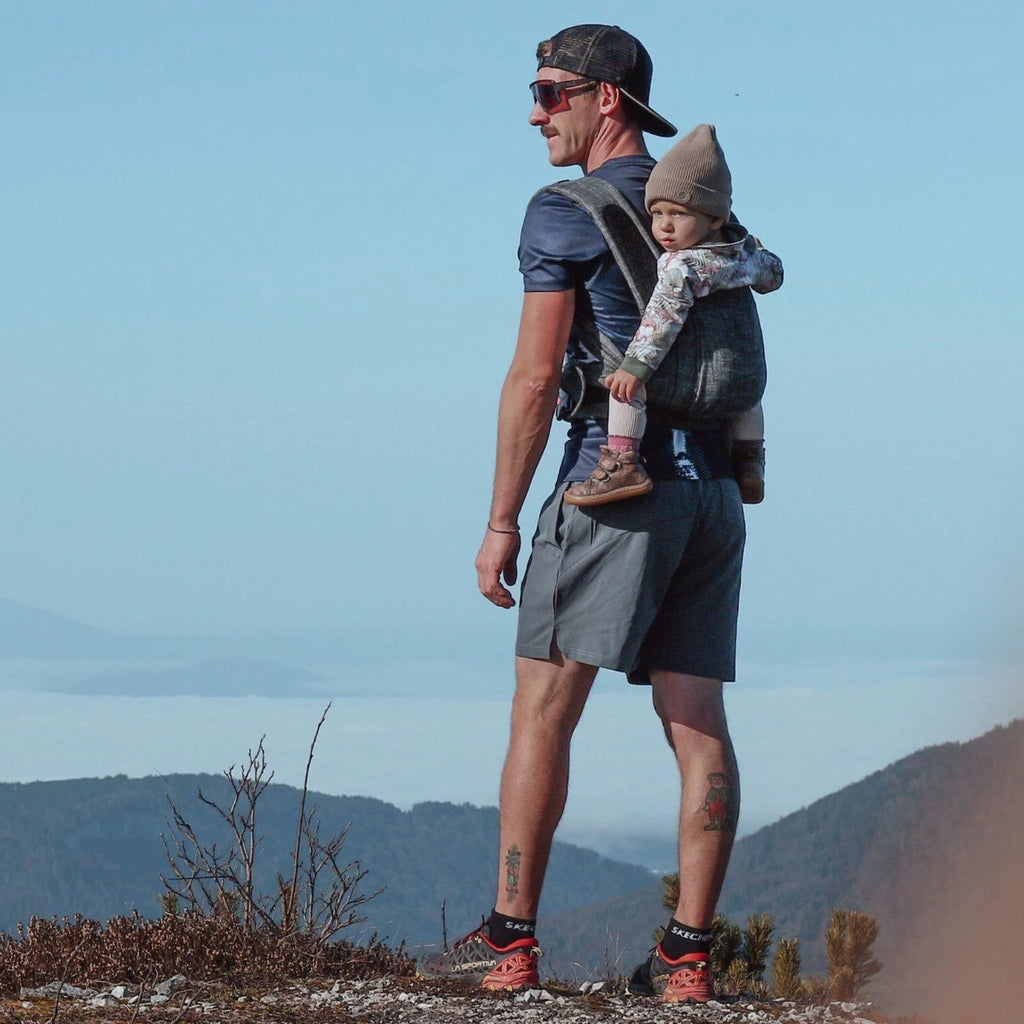 Mei Tai Hoppediz Híbrido Bondolino B.Pure Denim Black, porta-bebés ergonómico sem fivelas, em tecido denim preto liso, visto de frente.
