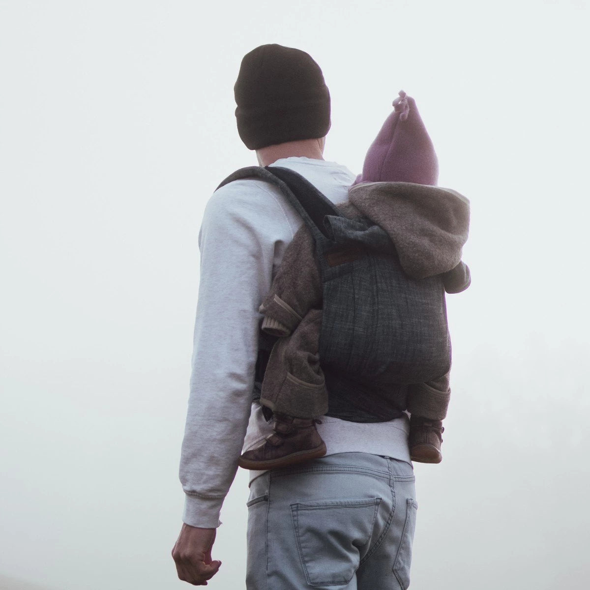 Versatilidade do Mei Tai Hoppediz Bondolino: imagem mostrando o uso nas costas, ideal para bebés maiores.