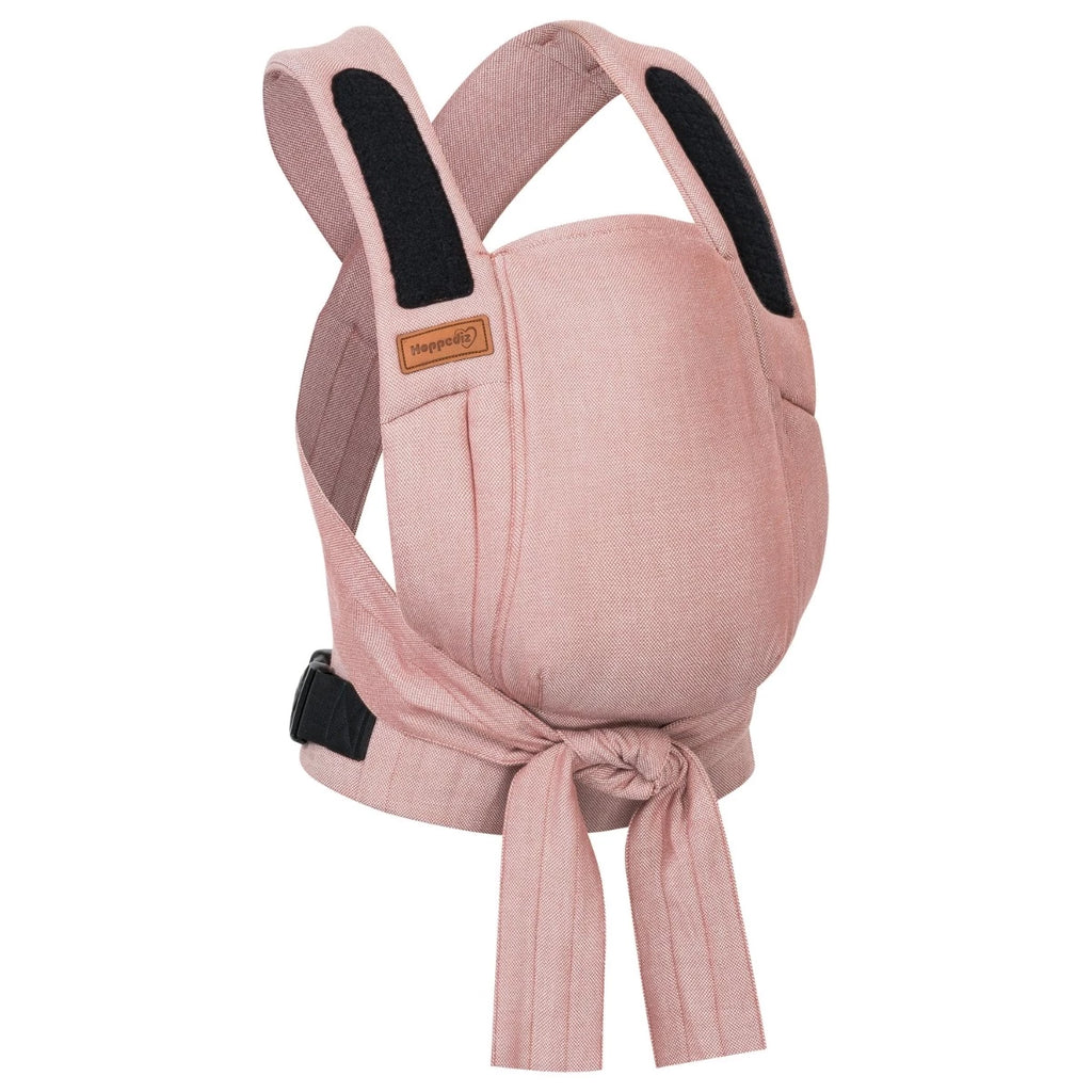 Mei Tai Hoppediz Híbrido Bondolino B.Pure Siena, tecido bege/creme, com bebé posicionado na frente, em posição ergonómica "M".