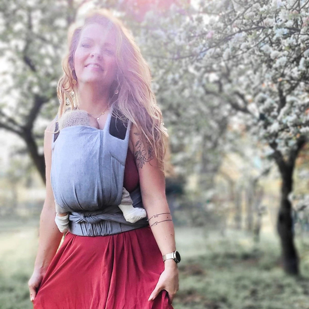 Close-up do tecido cinzento B.Pure do Mei Tai Hoppediz, destacando a textura respirável e a qualidade do material usado no porta-bebés.