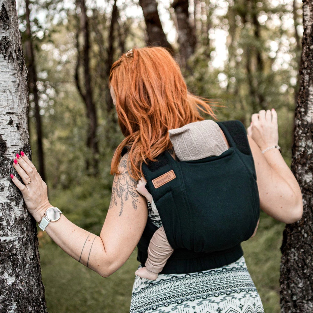 Close-up do tecido preto liso e da costura reforçada do porta-bebés Hoppediz Bondolino B.Pure All Black.