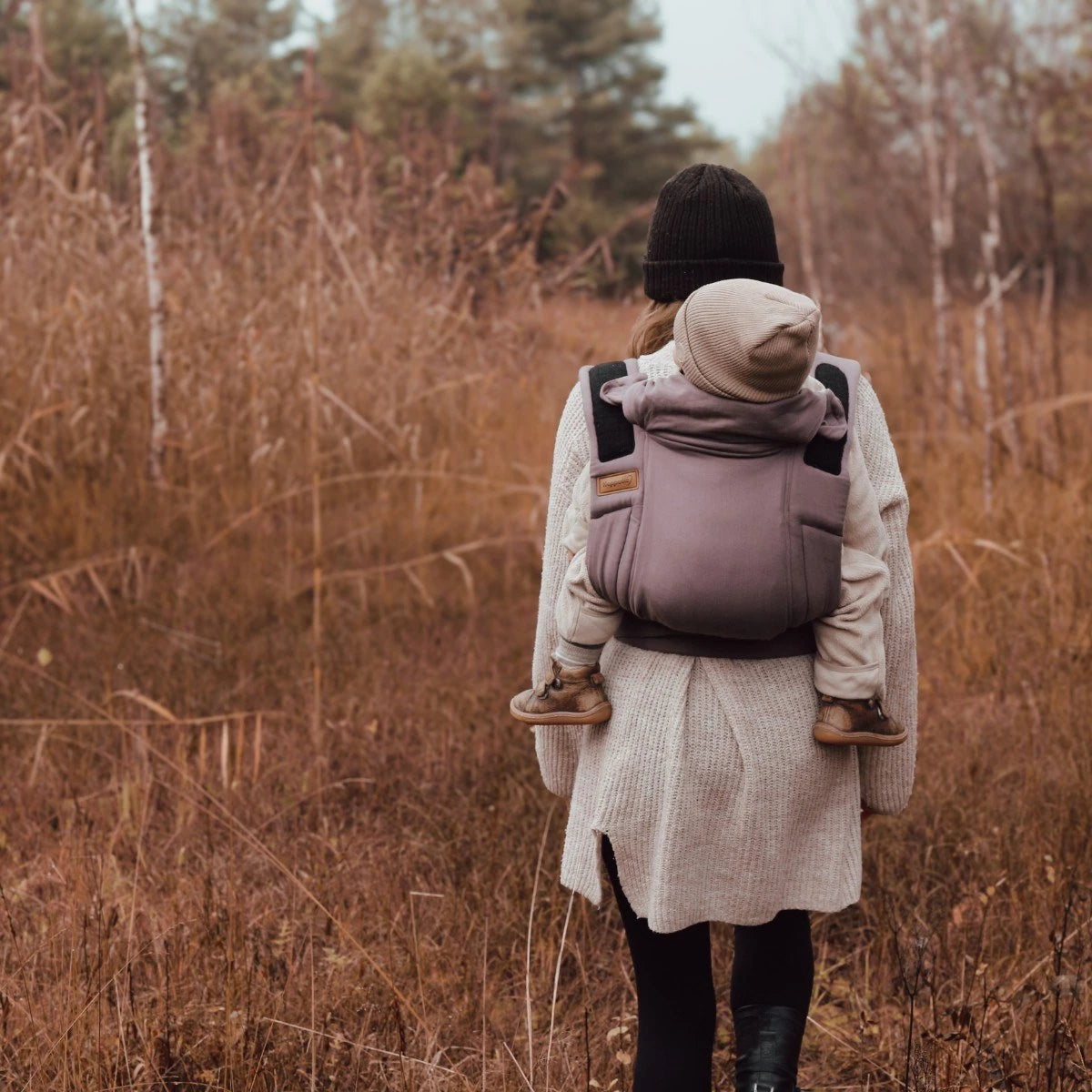 O porta-bebés Mei Tai Hoppediz Bondolino dobrado, pronto para arrumação, mostrando a sua versatilidade e portabilidade.