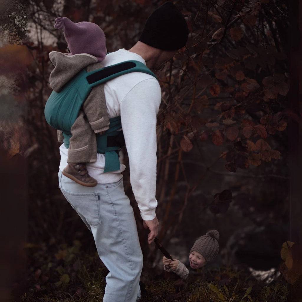 O porta-bebés Mei Tai Hoppediz Bondolino Plus Denim dobrado, destacando o tecido denim de alta qualidade e a ausência de fivelas.