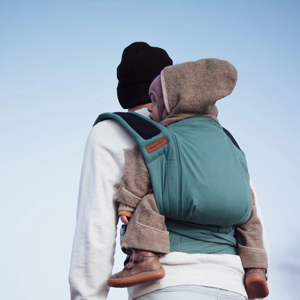 Mei Tai Hoppediz Bondolino Plus Denim, porta-bebés ergonómico sem fivelas, exibindo o tecido azul denim e alças cruzadas prontas para ajuste.