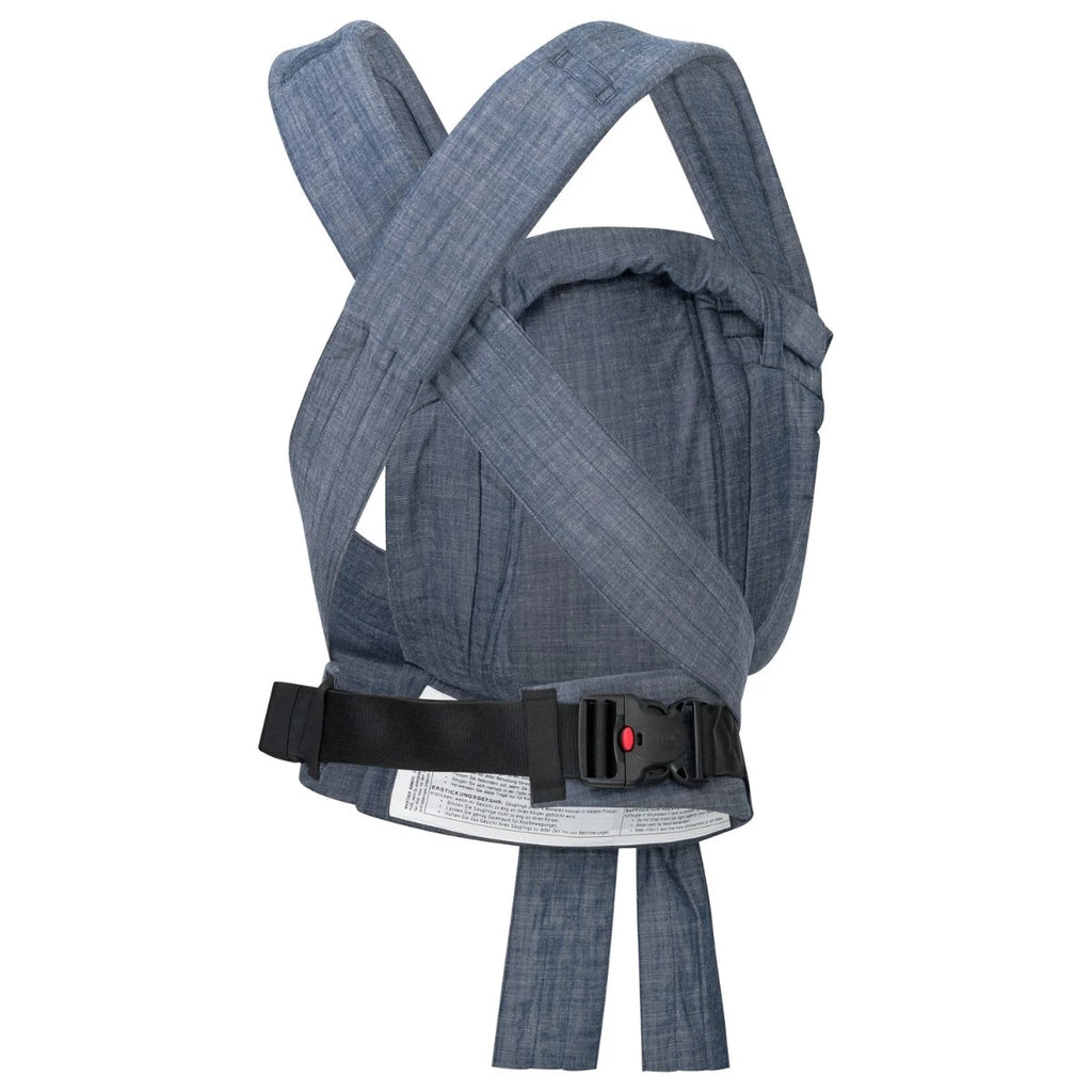 Detalhe das alças cruzadas e acolchoadas do Mei Tai Hoppediz, mostrando o tecido respirável e o sistema de ajuste por nós.