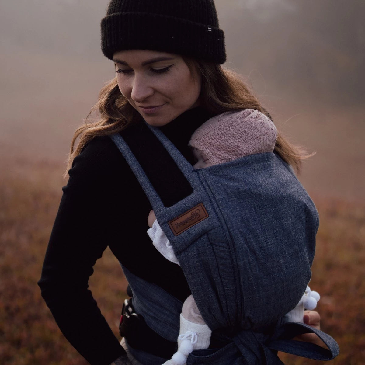 Vista traseira do Mei Tai Hoppediz Híbrido Bondolino B.Pure Denim, mostrando a segurança e o conforto da posição nas costas para o bebé.