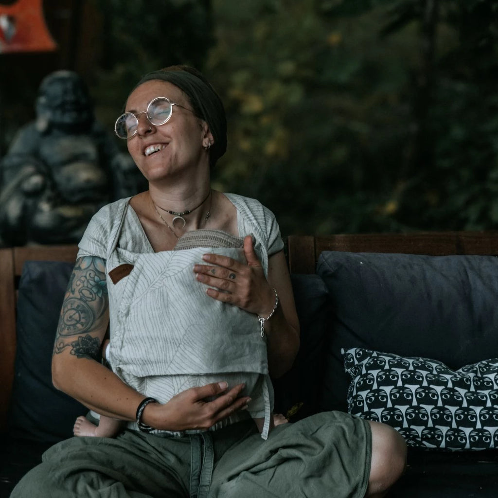 Close-up da fivela ajustável do cinto do Mei Tai Hoppediz Hop Tye Advanced, evidenciando o sistema half-buckle.