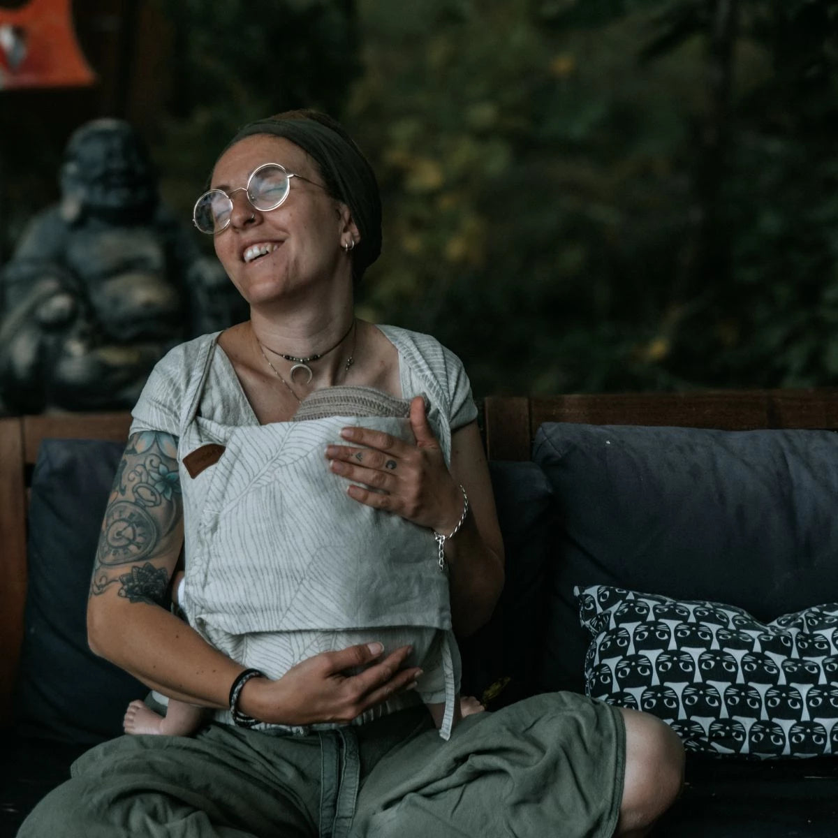 Close-up da fivela ajustável do cinto do Mei Tai Hoppediz Hop Tye Advanced, evidenciando o sistema half-buckle.