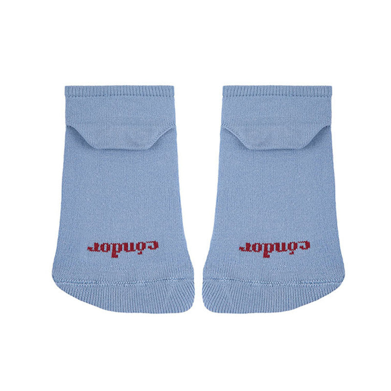 Par de meias azul claro com o logótipo "Condor" em vermelho na parte de trás do tornozelo, com um pequeno bolso dobrado.