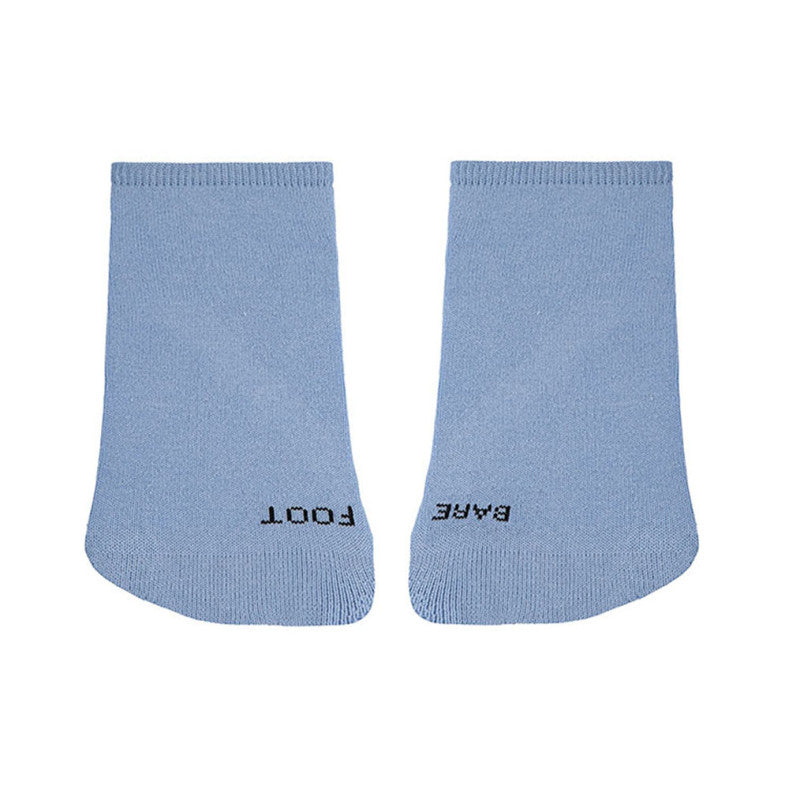 Par de meias curtas azul claro, estilo barefoot, com a palavra "FOOT" numa ponta e "BARE" na outra.