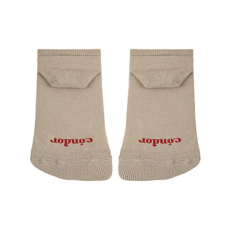 Par de meias bege com o logótipo "Condor" em vermelho na parte de trás do tornozelo, com um pequeno bolso dobrado.