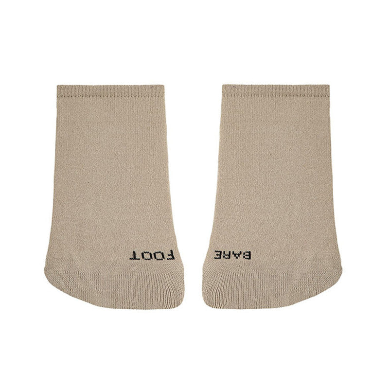 Par de meias curtas bege, estilo barefoot, com a palavra "FOOT" numa ponta e "BARE" na outra.