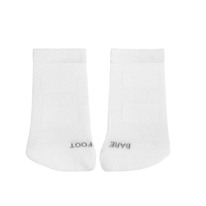 Par de meias curtas brancas, estilo barefoot, com a palavra "FOOT" numa ponta e "BARE" na outra.