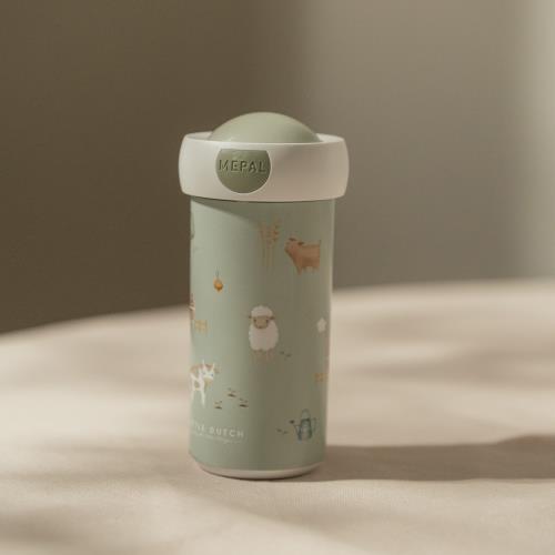 Pormenor do estampado Little Farm no copo escolar