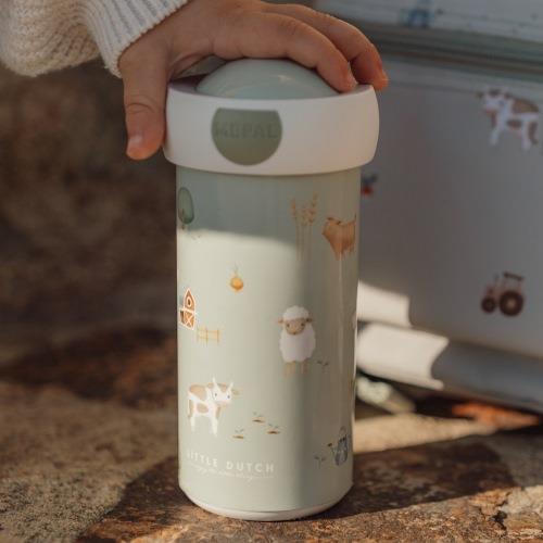 Copo escolar Campus Little Farm em ambiente