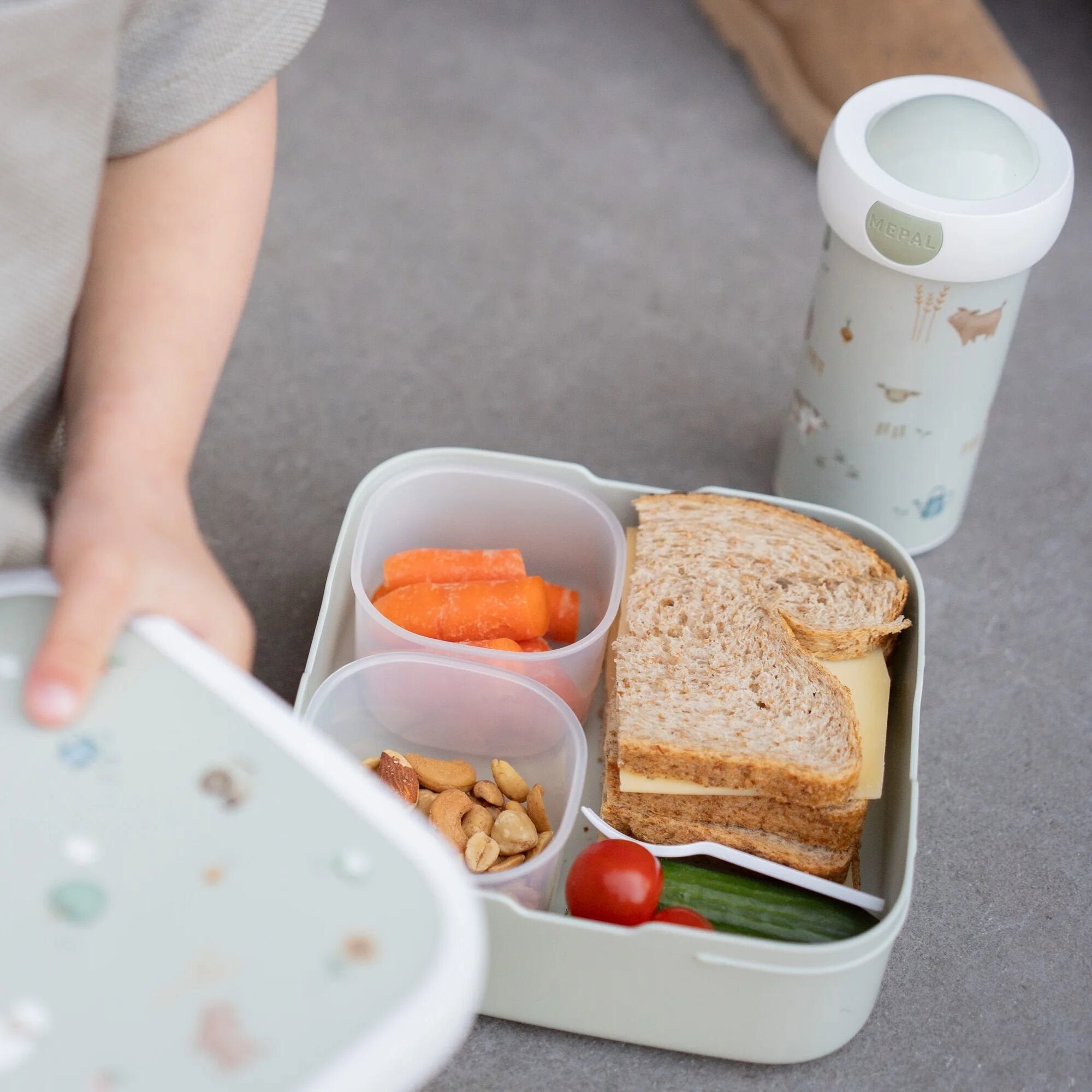 Lancheira aberta com as duas caixas bento e o garfo