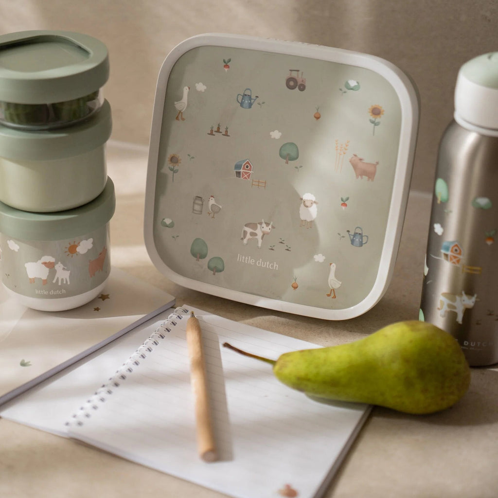 Lancheira Little Farm em ambiente escolar