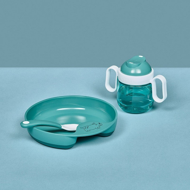 Detalhe do prato de treino e copo de aprendizagem Mepal Mio turquesa com design ergonómico para introdução alimentar.