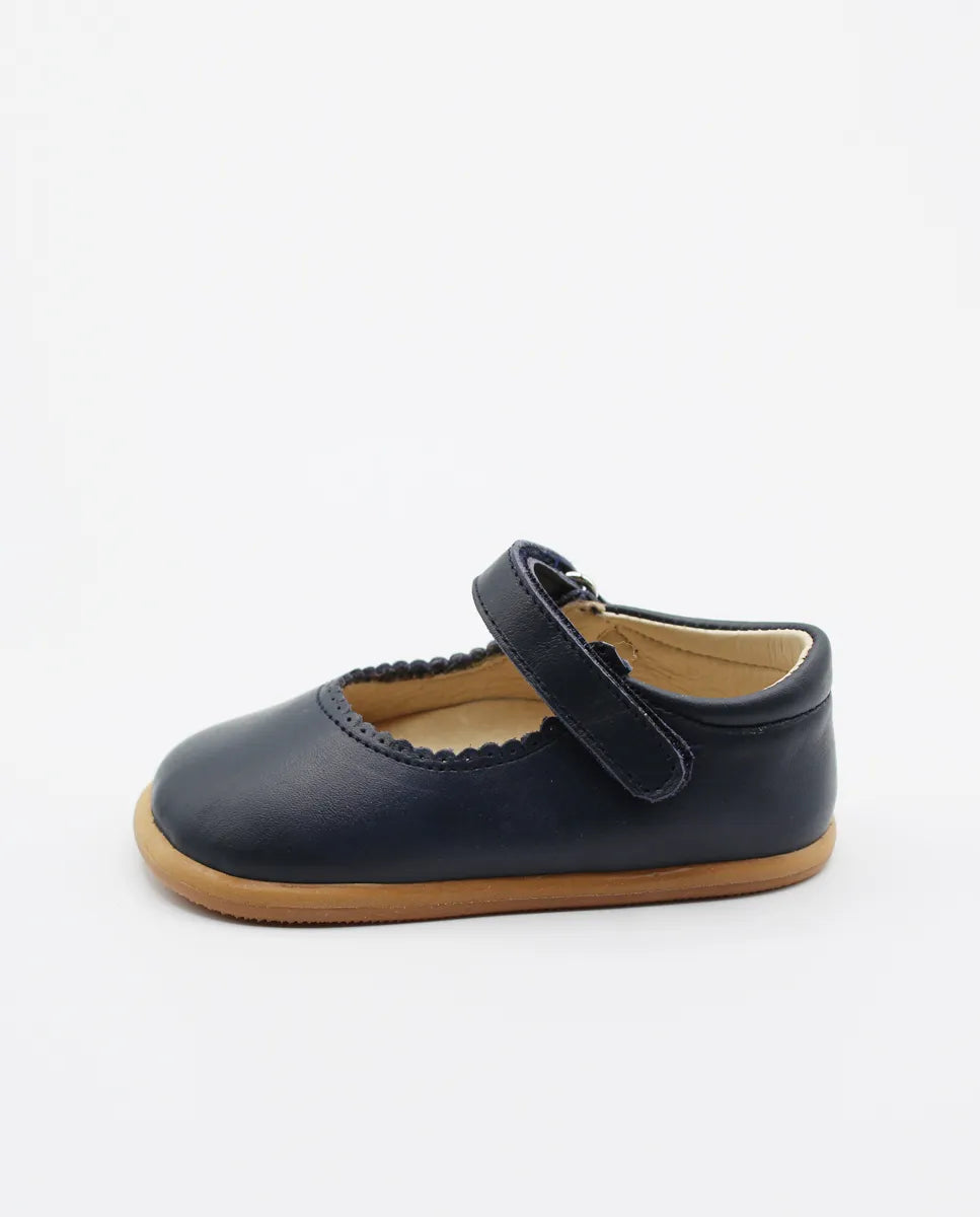 Merceditas Chloe em pele azul-marinho, vista lateral, com design minimalista e sola antiderrapante em borracha.
