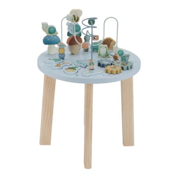 Mesa de atividades infantil redonda em madeira clara com tampo azul-claro, apresentando um labirinto de contas e vários brinquedos de encaixe com figuras da floresta.