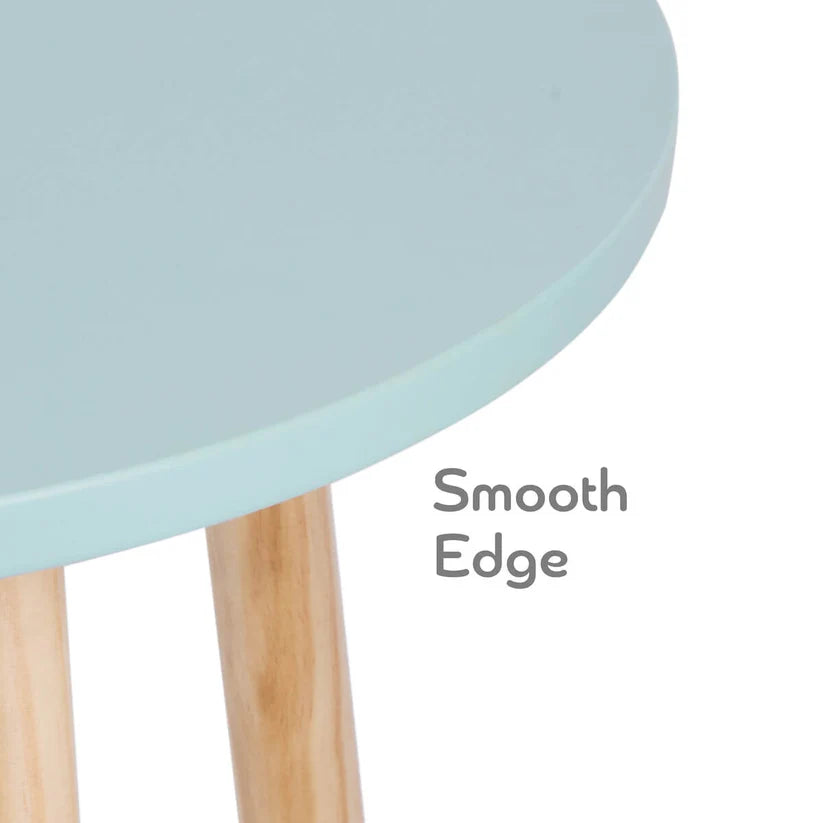 Vista inferior da mesa Classic World Grace, evidenciando a estrutura estável e a ligação segura entre o tampo azul e as pernas de madeira.