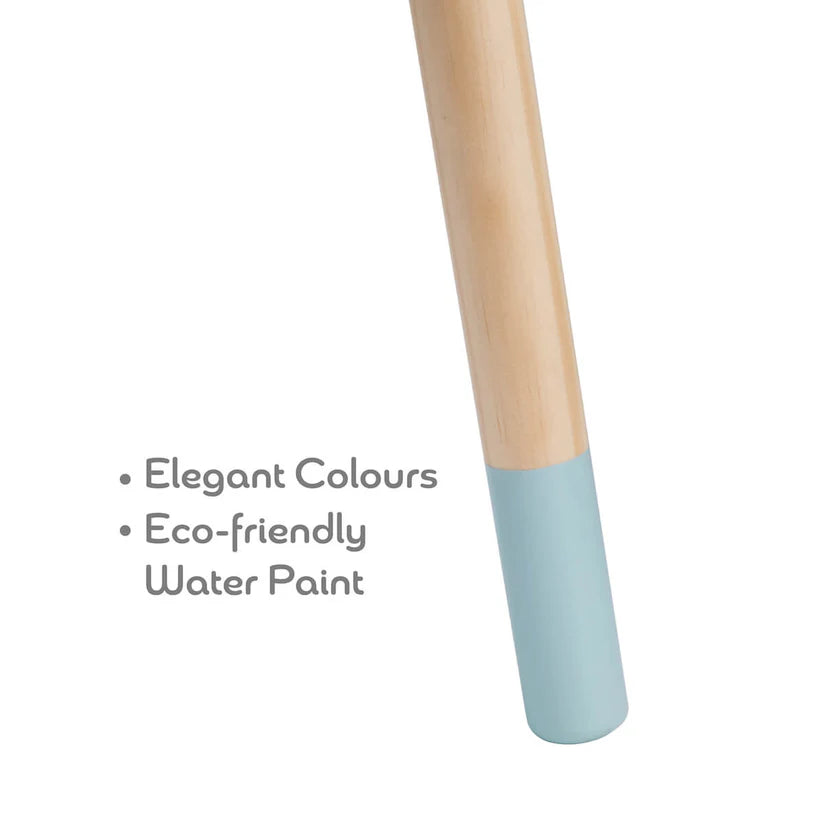 Perspetiva ligeiramente diferente da mesa Classic World Grace, com tampo redondo azul-água e pernas de madeira natural com pontas pintadas, destacando o design minimalista.