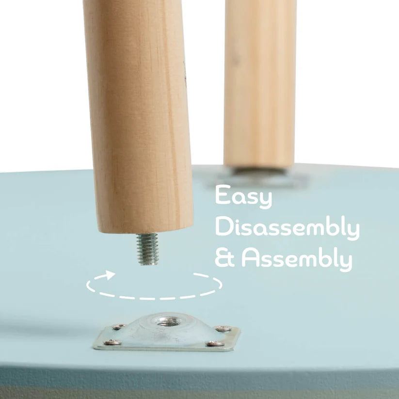 Close-up das pernas da mesa Classic World Grace, mostrando a madeira natural e a pintura ecológica à base de água nas pontas em azul-água.